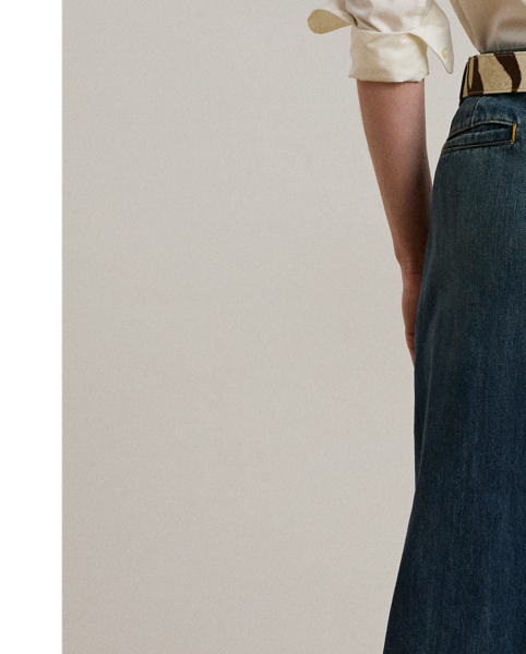 Crisp creases and waist pleats enhance the leg-elongating silhouette of these high-rise, wide-leg jeans, which are crafted from intentionally faded, medium-wash denim for effortless appeal.