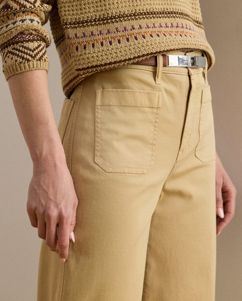 Crafted with stretch cotton chino, these chic trousers feature a high rise and wide-leg, cropped silhouette.