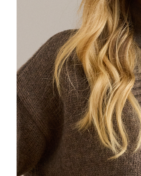 This timeless V-neck cardigan pairs a relaxed silhouette with a soft wool blend for an unbelievably cosy feel.