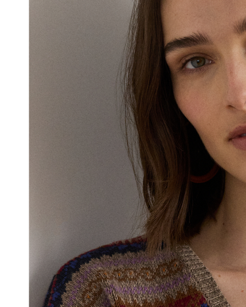 Crafted from a soft blend of cotton and linen, this relaxed-fitting V-neck jumper displays a classic Fair Isle pattern.