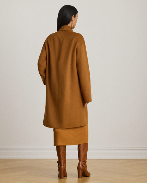 Tailored with a double-faced wool blend, this coat pairs a traditional double-breasted design with a modern cocoon silhouette. "Lauren Ralph Lauren Lauren"-engraved horn-effect buttons heighten this style's refined appeal.
