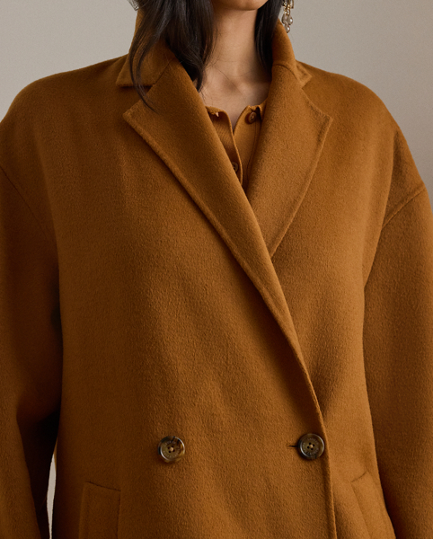 Tailored with a double-faced wool blend, this coat pairs a traditional double-breasted design with a modern cocoon silhouette. "Lauren Ralph Lauren Lauren"-engraved horn-effect buttons heighten this style's refined appeal.