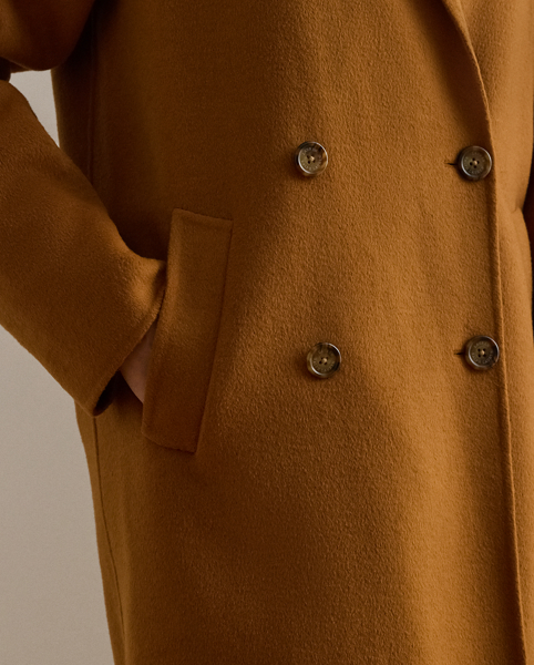 Tailored with a double-faced wool blend, this coat pairs a traditional double-breasted design with a modern cocoon silhouette. "Lauren Ralph Lauren Lauren"-engraved horn-effect buttons heighten this style's refined appeal.
