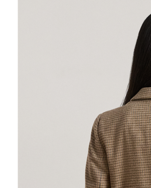 A wool-blend construction in a broken-twill weave brings textural depth to this sophisticated double-breasted blazer, which is finished with peak lapels and signature horn-effect buttons.