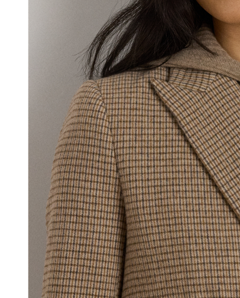 A wool-blend construction in a broken-twill weave brings textural depth to this sophisticated double-breasted blazer, which is finished with peak lapels and signature horn-effect buttons.