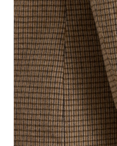 A wool-blend construction in a broken-twill weave brings textural depth to this sophisticated double-breasted blazer, which is finished with peak lapels and signature horn-effect buttons.