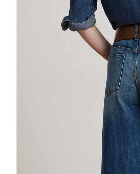 A versatile staple, these high-rise jeans are cut for a chic wide-leg silhouette.