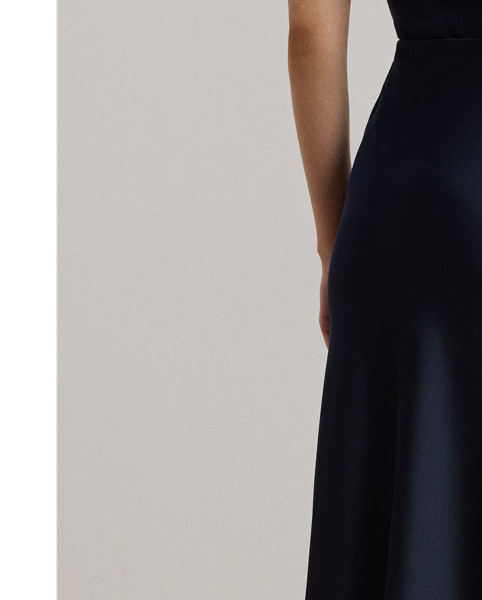 An elevated addition to your wardrobe, this midi skirt is realised in luxuriously smooth satin charmeuse for a fluid drape and lustrous finish.