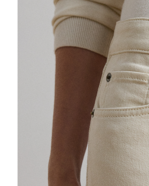 A casual staple, these straight ankle jeans are made with comfortable left-hand twill and designed with a high rise for a flattering fit.