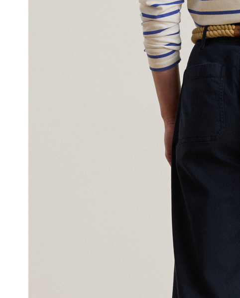 Crafted with stretch cotton chino, these chic trousers feature a high rise and wide-leg, cropped silhouette.