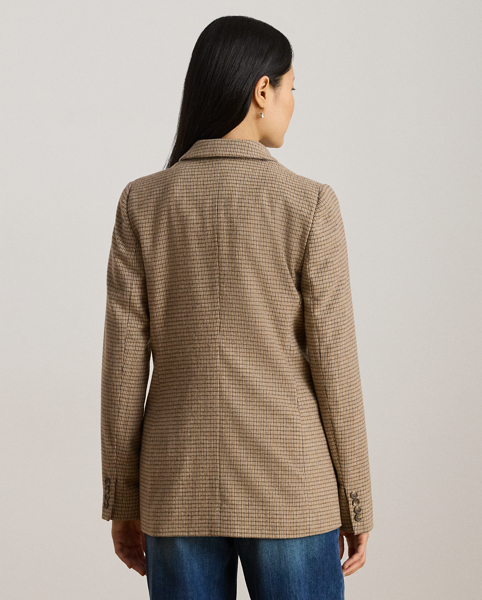 A wool-blend construction in a broken-twill weave brings textural depth to this sophisticated double-breasted blazer, which is finished with peak lapels and signature horn-effect buttons.