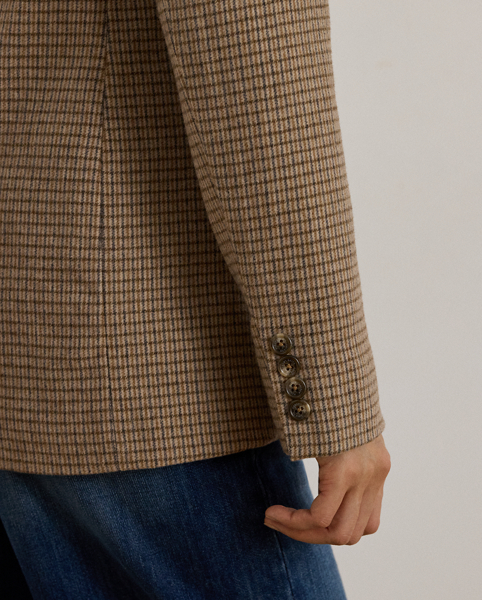 A wool-blend construction in a broken-twill weave brings textural depth to this sophisticated double-breasted blazer, which is finished with peak lapels and signature horn-effect buttons.