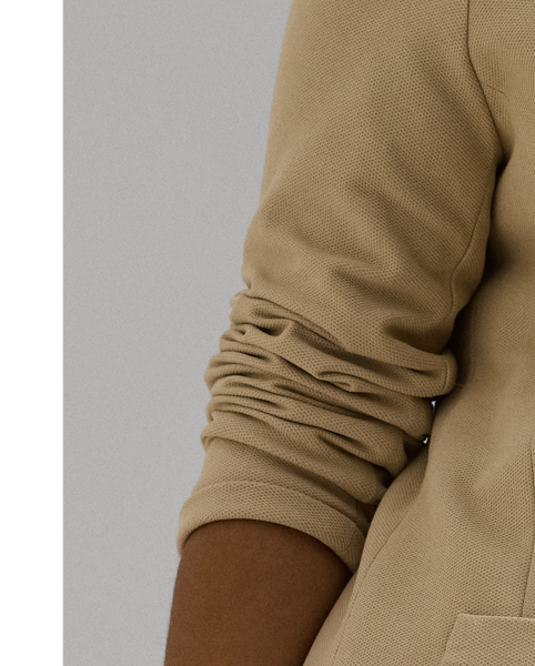 This chic jacquard blazer embodies Lauren style with a signature bullion patch on the chest and luxurious crest-embossed buttons.