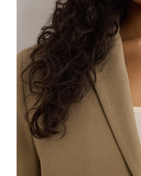 This chic jacquard blazer embodies Lauren style with a signature bullion patch on the chest and luxurious crest-embossed buttons.