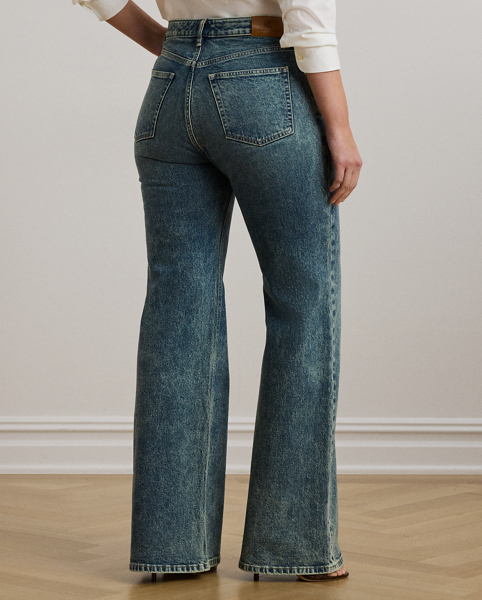 Cut for a leg-lengthening flared silhouette, these high-rise jeans are made from denim that offers just enough stretch for a relaxed fit and feel. Intentional whiskering and fading details add vintage-inspired character.