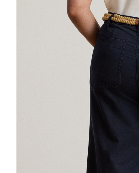 Crafted with stretch cotton chino, these chic trousers feature a high rise and wide-leg, cropped silhouette.