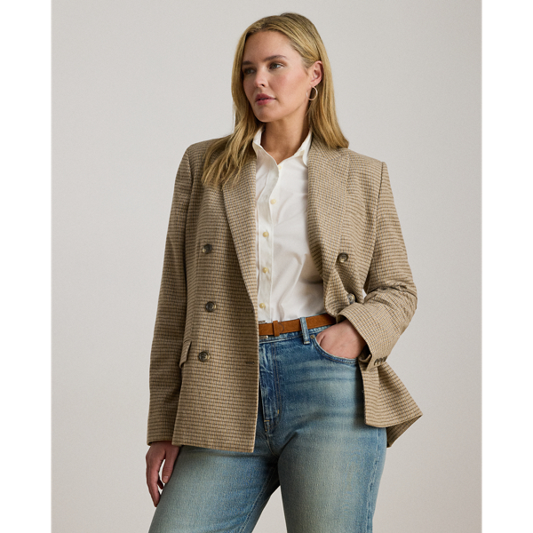 A wool-blend construction in a broken-twill weave brings textural depth to this sophisticated double-breasted blazer, which is finished with peak lapels and signature horn-effect buttons.