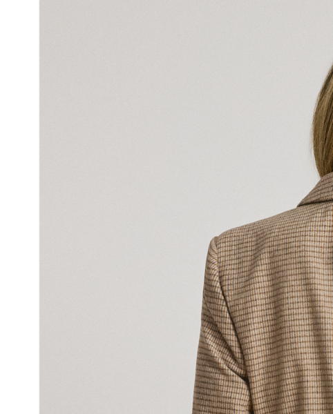 A wool-blend construction in a broken-twill weave brings textural depth to this sophisticated double-breasted blazer, which is finished with peak lapels and signature horn-effect buttons.