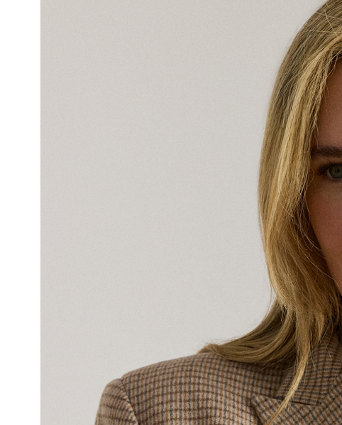 A wool-blend construction in a broken-twill weave brings textural depth to this sophisticated double-breasted blazer, which is finished with peak lapels and signature horn-effect buttons.