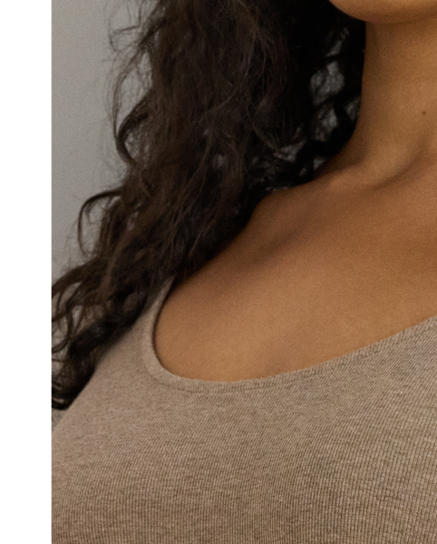 A rib-knit cotton blend brings subtle texture to this scoopneck midi dress, which is finished with a sumptuous, faux-leather buckled tab on the waist and a slit on the skirt for ease of movement.