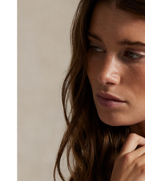 Inspired by fishermen's ropes, the cable-knit jumper's defining motif has transformed from a practical, hard-wearing construction into a symbol of collegiate style. This version is crafted from luxuriously soft cashmere, which is spun and dyed in a renowned Italian mill.