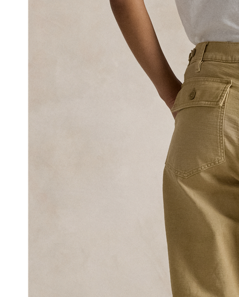 The Ricky Trouser combines smooth cotton sateen with adjustable buttoned tabs on the waist and utility-inspired pocketing. This version has been specially dyed to create distinct nuances in shading, which give each piece a unique character and a slightly faded, timeworn look.