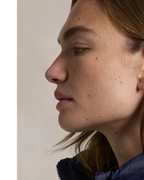 Made with water-repellent fabric, this quilted jacket features an insulating fill and a removable drawstring hood. It packs into its own pocket for easy storage and transport.