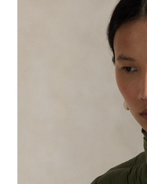 Made with water-repellent fabric, this quilted jacket features an insulating fill and a removable drawstring hood. It packs into its own pocket for easy storage and transport.