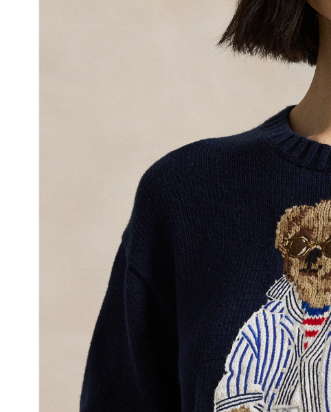 This cotton crewneck jumper showcases an intarsia-knit and embroidered rendering of the Polo Bear donning a signature  Ralph Lauren Lauren look.