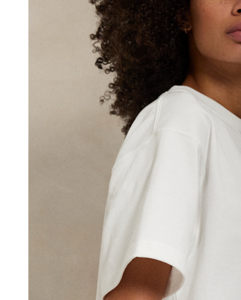 This cotton jersey crewneck tee is designed for a Relaxed Crop Fit that hits higher on the hip. Our embroidered Pony adorns the right hem for a signature finish.
