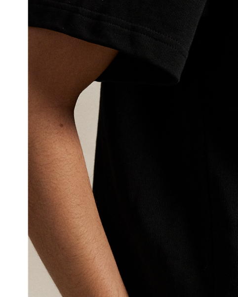 This cotton jersey crewneck tee is designed for a Relaxed Crop Fit that hits higher on the hip. Our embroidered Pony adorns the right hem for a signature finish.