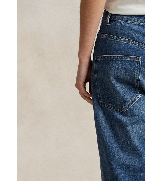 Crafted from cotton right-hand twill, this version of Polo's Relaxed Tapered jean features a dark wash with subtle fading on the knees for a lived-in look.