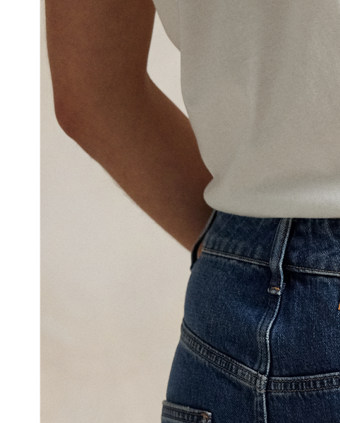Crafted from cotton right-hand twill, this version of Polo's Relaxed Tapered jean features a dark wash with subtle fading on the knees for a lived-in look.