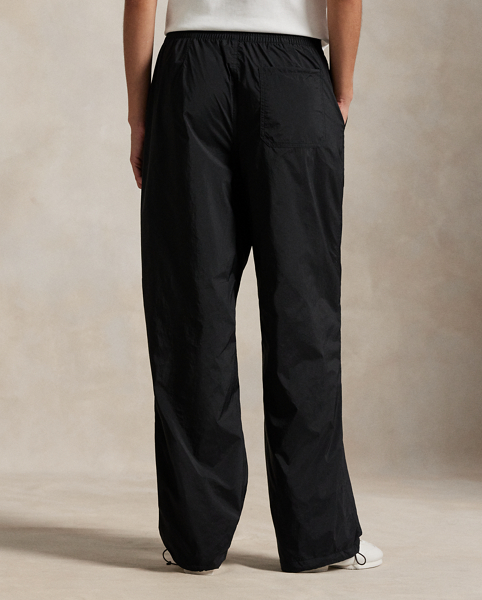 Cut for a straight fit, these tracksuit bottoms can be cinched at the cuffs for a tapered silhouette. They are finished with our signature embroidered Pony at the thigh for pure Polo style.