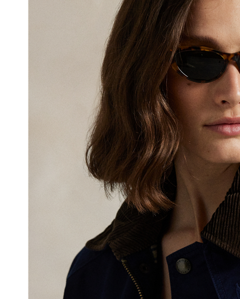 Woven with cotton for a medium weight, this workwear-inspired utility jacket has a relaxed shape outfitted with a corduroy collar, patch pockets and signature engraved metal snaps.