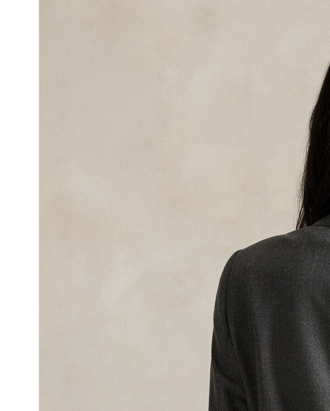 Yarn-dyed for a mélange effect, this Italian wool-blend flannel blazer is tailored for a single-breasted silhouette and a slim fit.