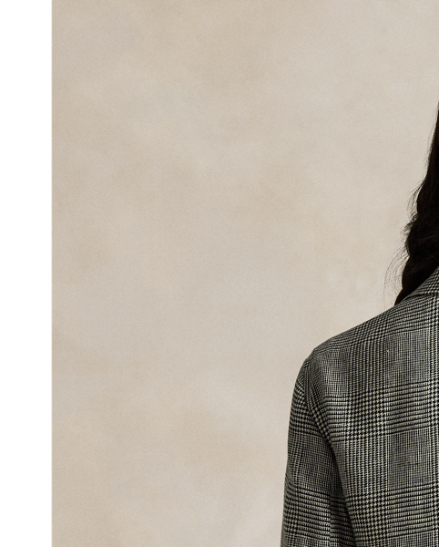 Featuring a heritage-inspired Glen check pattern, this linen tweed blazer is tailored for a single-breasted silhouette and slightly relaxed fit.