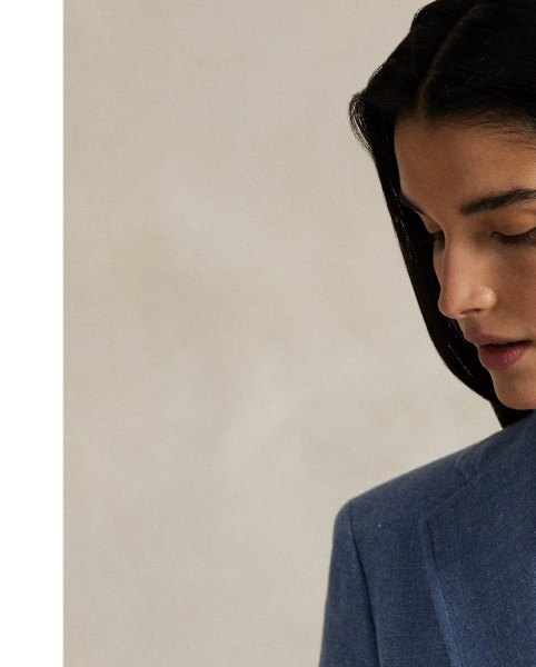 Woven with a blend of Italian linen and cotton yarns, this medium-weight blazer unites a slim fit with menswear-inspired details, including notch lapels, buttoned cuffs and tailored waist darts.