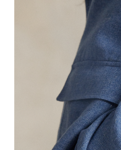 Woven with a blend of Italian linen and cotton yarns, this medium-weight blazer unites a slim fit with menswear-inspired details, including notch lapels, buttoned cuffs and tailored waist darts.