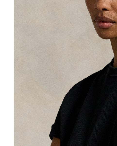 This crewneck T-shirt is made from soft cotton jersey and features our iconic logo printed on the left chest.