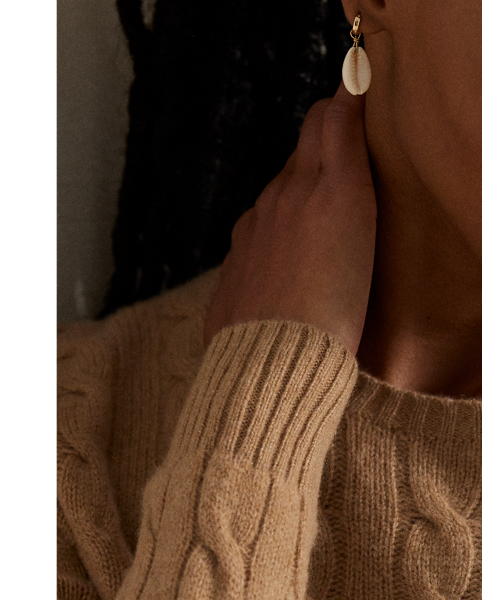 A Polo essential, this slim-fitting crewneck jumper combines a blend of soft Italian wool and cashmere with our signature cable-knit construction.