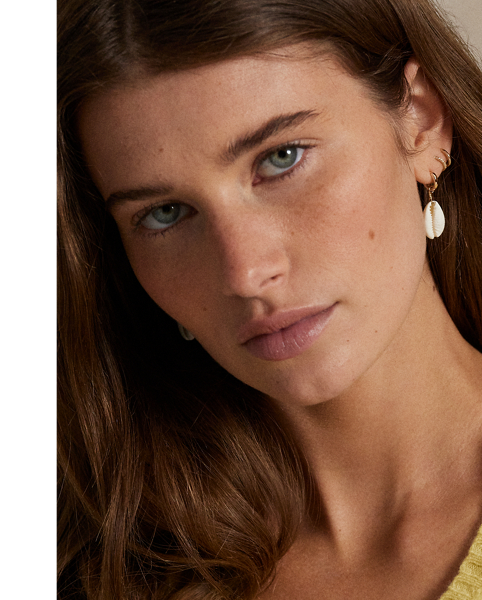 A Polo essential, this slim-fitting V-neck jumper combines a blend of soft Italian wool and cashmere with our signature cable-knit construction.