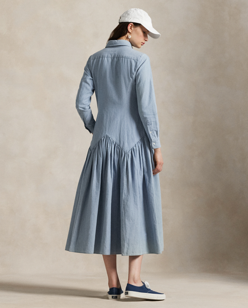 Princess seams on the bodice and a shirred triangle yoke above the skirt bring a fresh perspective to the classic shirtdress. This version is woven with cotton-and-linen chambray fabric and dyed with true indigo.