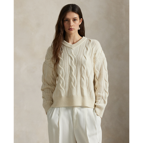 This V-neck jumper blends Italian wool and cashmere yarns for a relaxed silhouette featuring a large-scale version of our iconic cable-knit motif.