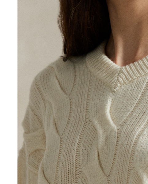 This V-neck jumper blends Italian wool and cashmere yarns for a relaxed silhouette featuring a large-scale version of our iconic cable-knit motif.