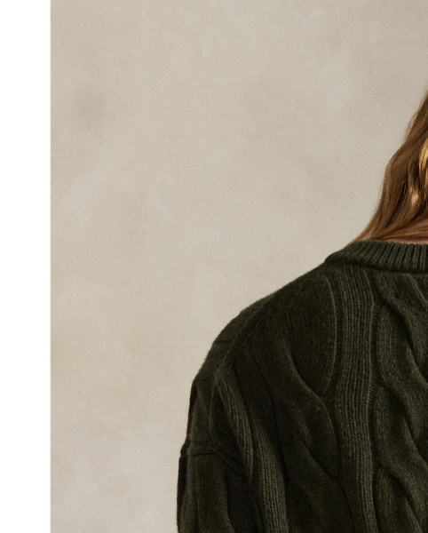 This V-neck jumper blends Italian wool and cashmere yarns for a relaxed silhouette featuring a large-scale version of our iconic cable-knit motif.