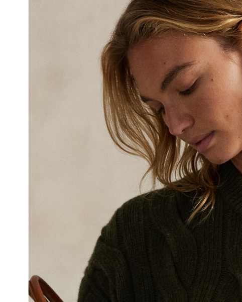 This V-neck jumper blends Italian wool and cashmere yarns for a relaxed silhouette featuring a large-scale version of our iconic cable-knit motif.