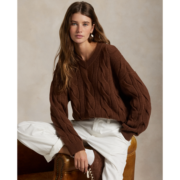 This V-neck jumper blends Italian wool and cashmere yarns for a relaxed silhouette featuring a large-scale version of our iconic cable-knit motif.