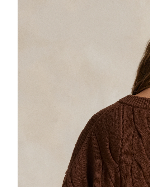 This V-neck jumper blends Italian wool and cashmere yarns for a relaxed silhouette featuring a large-scale version of our iconic cable-knit motif.