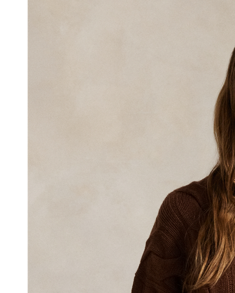 This V-neck jumper blends Italian wool and cashmere yarns for a relaxed silhouette featuring a large-scale version of our iconic cable-knit motif.